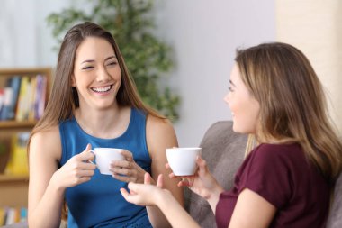 Söz ve evde gülümseyen kız