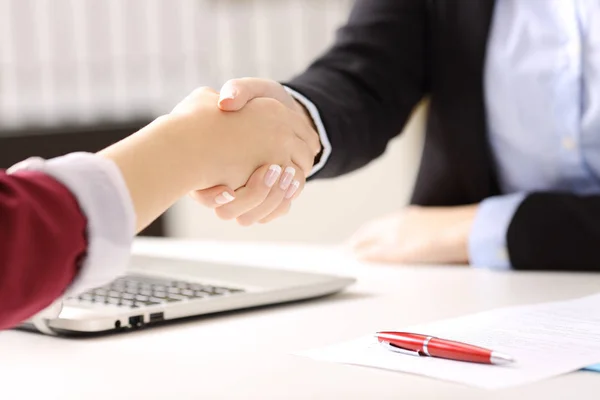 Imprese donne strette di mano che chiudono un affare — Foto Stock