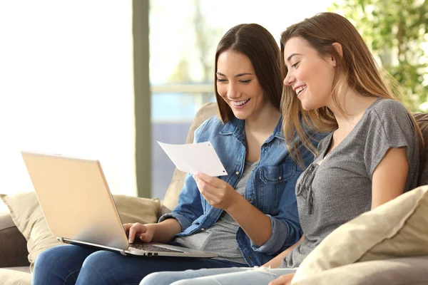 Colegas de quarto verificando e-mails bancários online — Fotografia de Stock