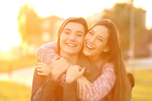 Dois amigos felizes olhando para você — Fotografia de Stock