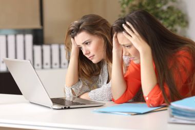 Üzgün arkadaşları bir laptop içerik izlerken