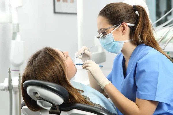 Hasta bir diş inceleyerek diş hekimi — Stok fotoğraf