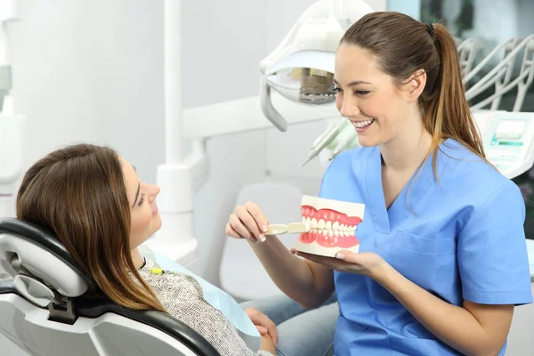 Dentista explicando como escovar os dentes — Fotografia de Stock