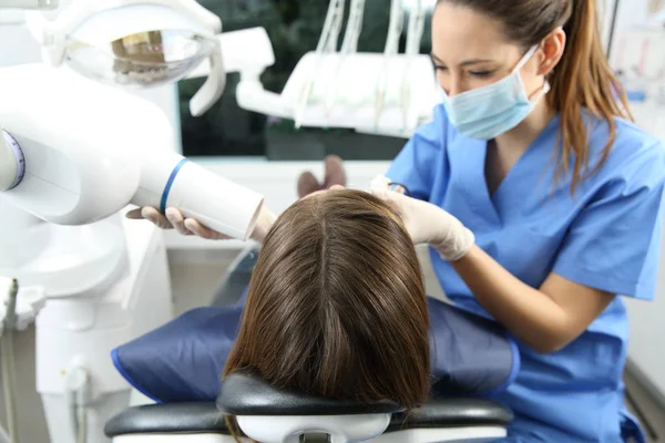 Dentist taking x-ray of teeth — Stock Photo, Image