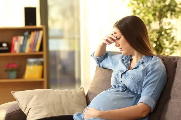 Беспокойная беременная женщина дома — стоковое фото