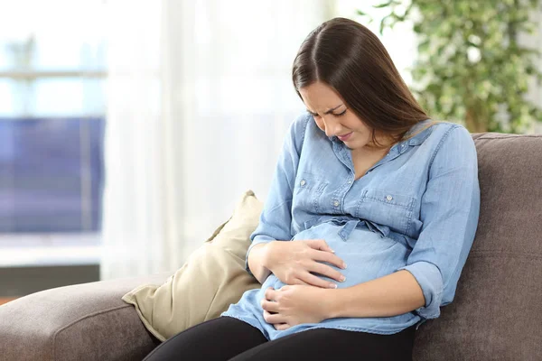 Беременная женщина страдает от боли в животе — стоковое фото