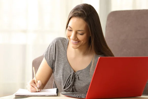 Aprendizagem de estudantes e anotações on-line — Fotografia de Stock