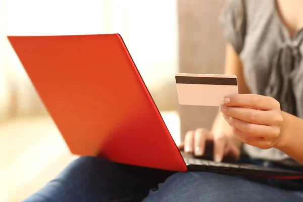 Lány kezét vásárlás online gazdaság hitelkártya — Stock Fotó