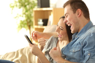 Heyecanlı çift bir telefon içeriğini denetleme