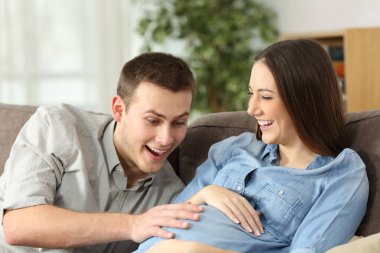 Mutlu kocası ve hamile kadın doğum bekliyor