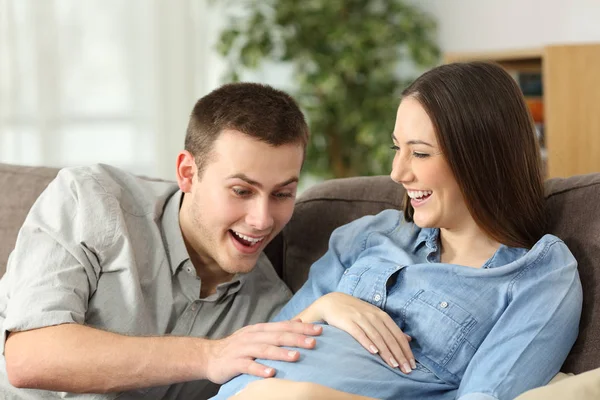 Feliz marido y mujer embarazada esperando el nacimiento —  Fotos de Stock