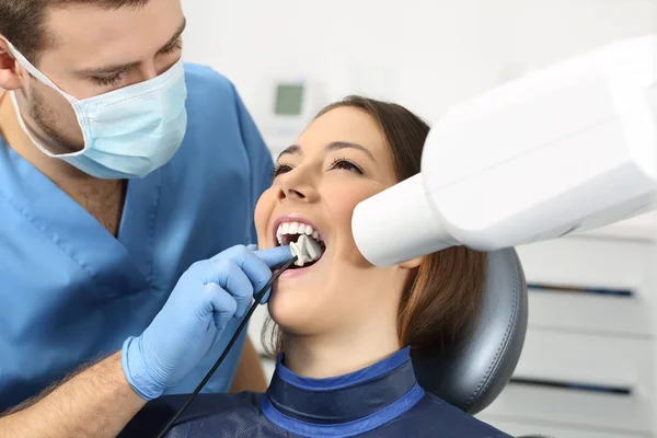 Dentista a fazer uma radiografia dos dentes — Fotografia de Stock
