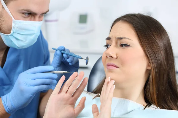 Verängstigter Patient in Zahnarztpraxis — Stockfoto