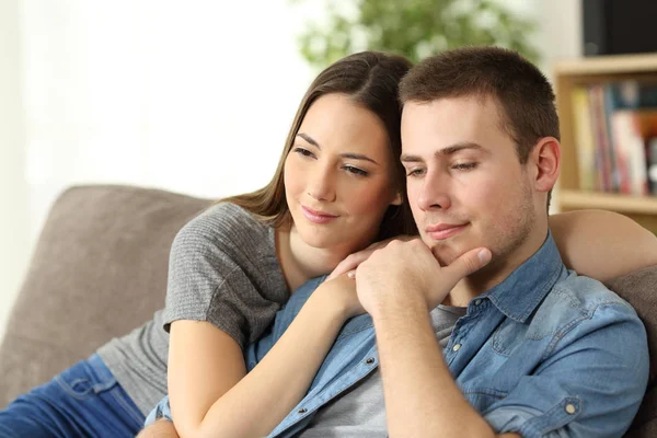 Pareja pensativa pensando en casa — Foto de Stock