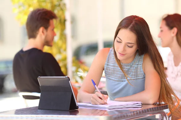 Student studeren en het nemen van notities in een bar — Stockfoto