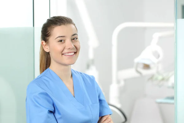 Médica posando em um consultório de dentista — Fotografia de Stock