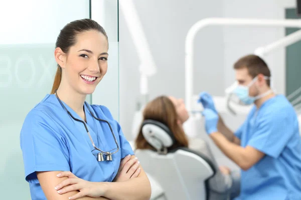 Женщина-стоматолог позирует на консультации — стоковое фото