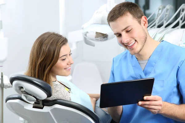 牙医和病人评论治疗的平板电脑 — 图库照片