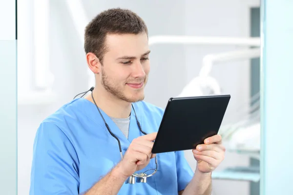 Dentiste travaillant avec une tablette — Photo