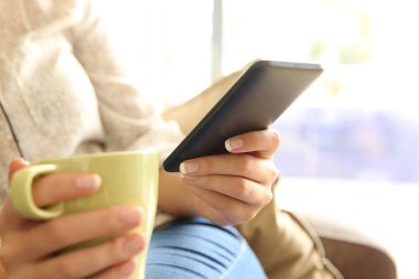 Rahat kız cep telefonu evde kontrol