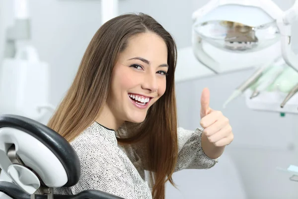 Dentist patient satisfied after treatment — Stock Photo, Image