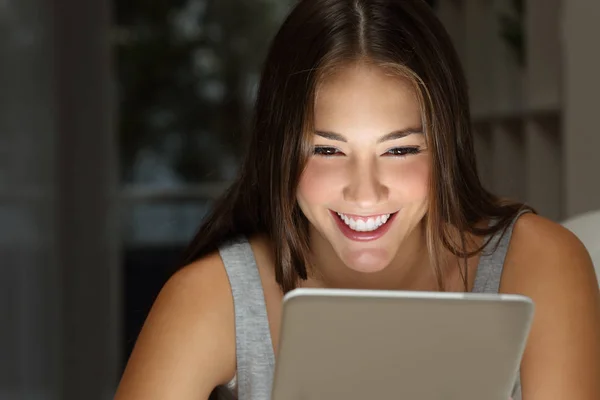 Ragazza che guarda contenuti multimediali on line nella notte — Foto Stock