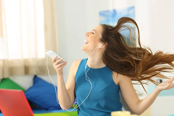 Adolescente escuchando música y bailando en su habitación —  Fotos de Stock