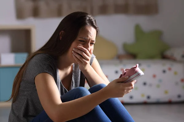 Traurige Mutter vermisst ihre Tochter — Stockfoto