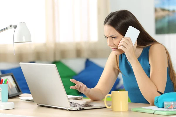 Studente arrabbiato che parla al telefono con il servizio clienti — Foto Stock