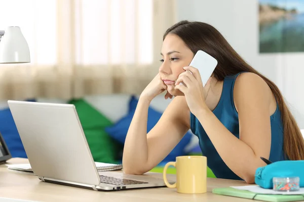 Uttråkad student väntar i ett telefonsamtal — Stockfoto