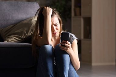 Üzgün teen evde telefon kontrol