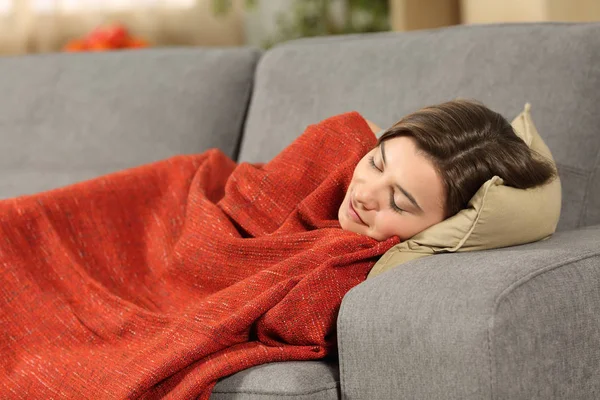 Девушка спит дома на диване — стоковое фото