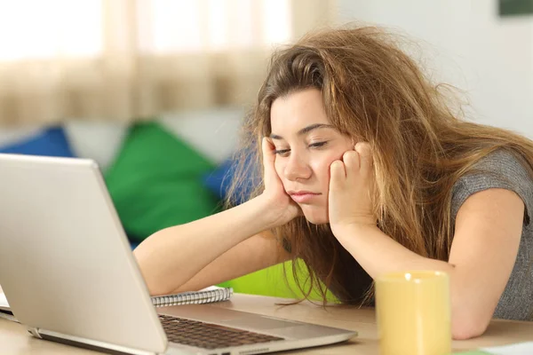 Sleepy student kijken op lijn inhoud — Stockfoto