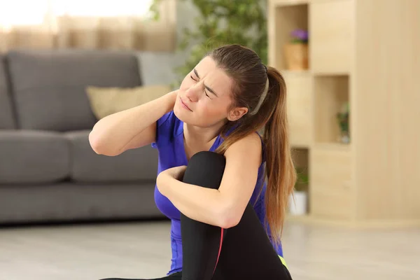 Deportiva sufriendo dolor de cuello en casa —  Fotos de Stock