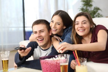 TV izlerken ve patlamış mısır yemek mutlu arkadaşlar