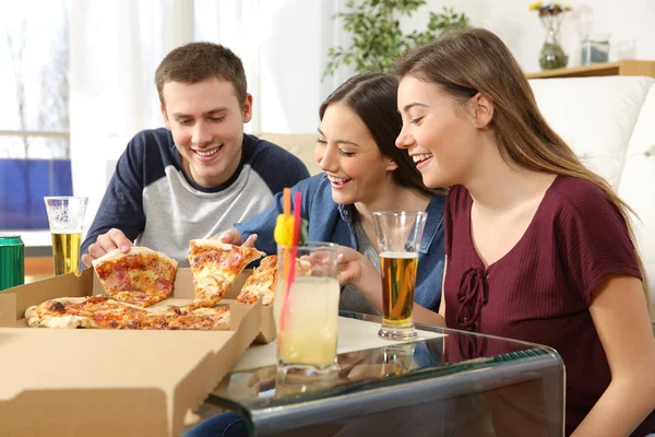 Друзі розмовляють і їдять піцу вдома — стокове фото