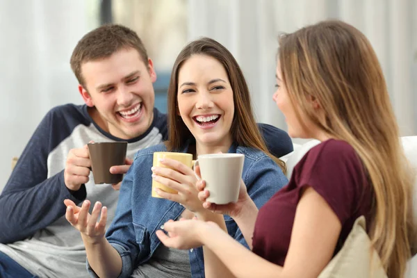 Freunde reden und lachen zu Hause laut — Stockfoto