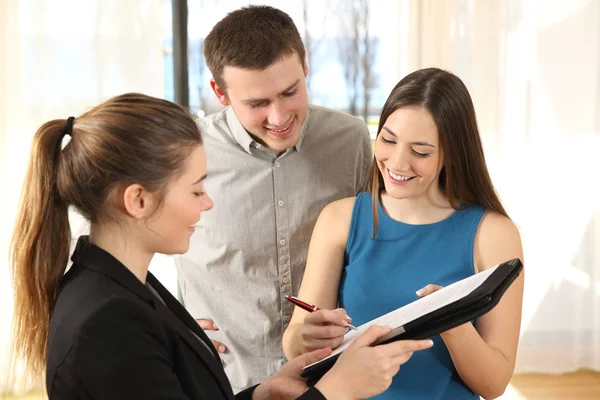 Coppia firma dopo l'acquisto di una nuova casa — Foto Stock