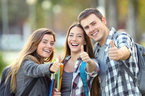 Tre studenti felici con i pollici in su — Foto Stock