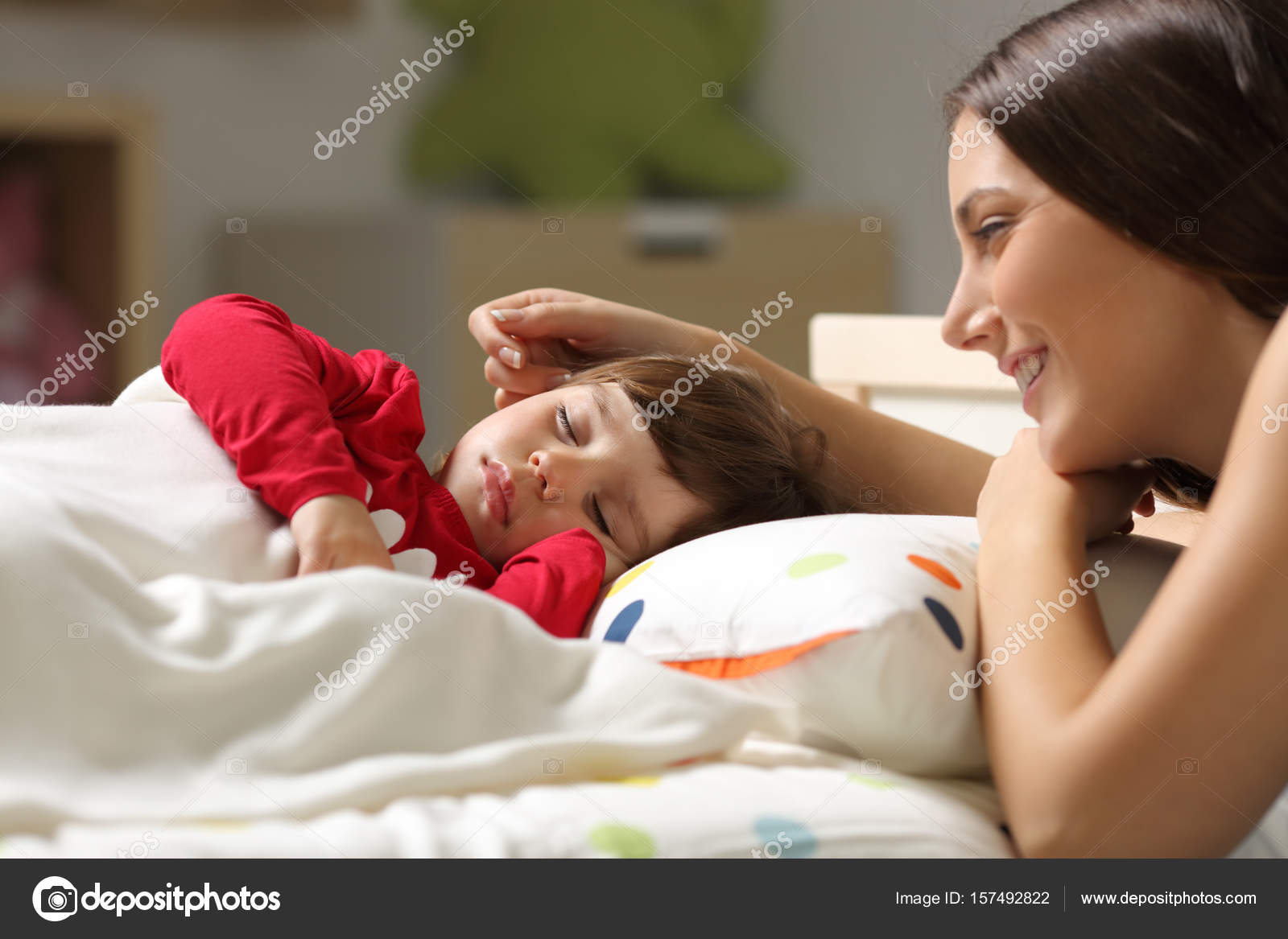 Гладит спящую маму. Гладит спящую маму. Мама спала. Мужчина гладит ребенка по голове. Гладит спящую маму.