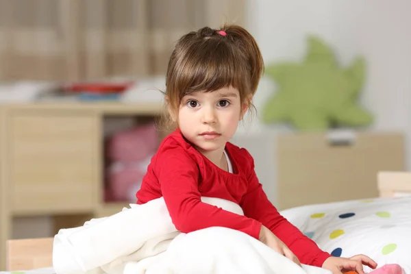 Portrait d'une belle jeune fille dans sa chambre — Photo