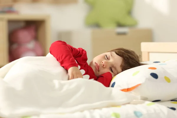 Toddler tidur di tempat tidur — Stok Foto