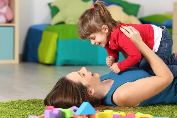 Gelukkig moeder spelen met haar dochter — Stockfoto