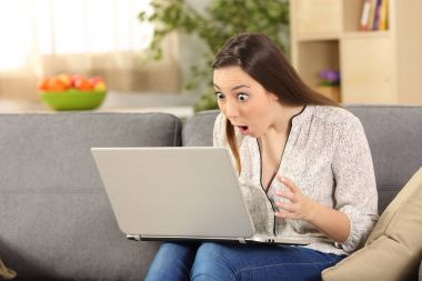 Hayran kadın çizgi haber bir laptop üzerinde okuma