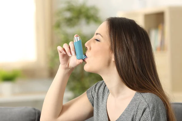 Femeia astmatică care utilizează un inhalator — Fotografie, imagine de stoc