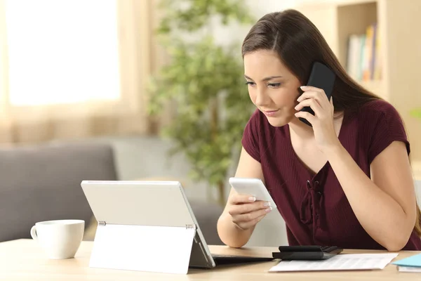 Entrepreneur working on line at home — Stock Photo, Image