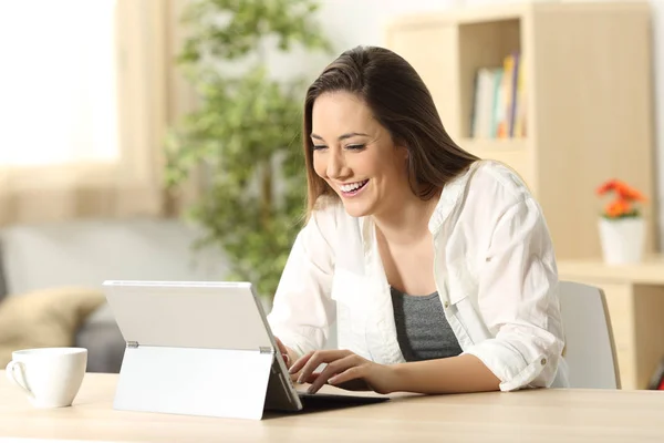 Mujer escribiendo en una tableta PC en casa —  Fotos de Stock