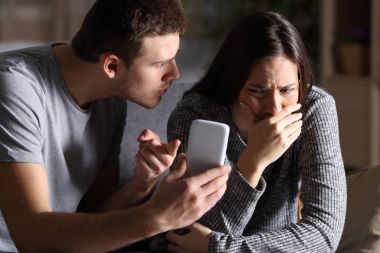 Erkek Haritayı telefon dolandırıcı arkadaşına