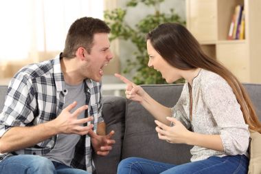 Çift savunarak ve birbirine çığlık