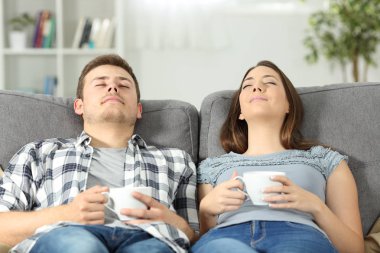 Evde bir kanepede oturan rahat Çift